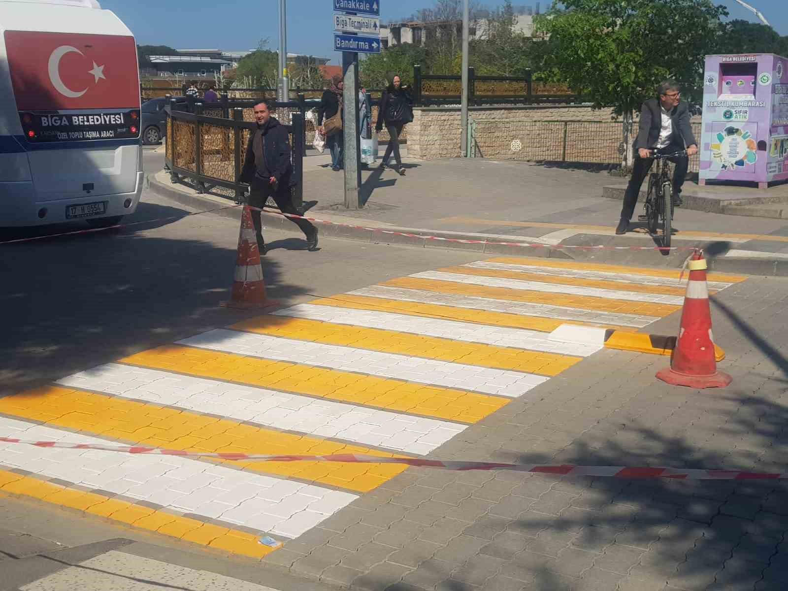 ÇANAKKALE’NİN BİGA İLÇESİNDE ARAÇ VE YAYA TRAFİĞİNİN YOĞUN OLDUĞU, CADDE