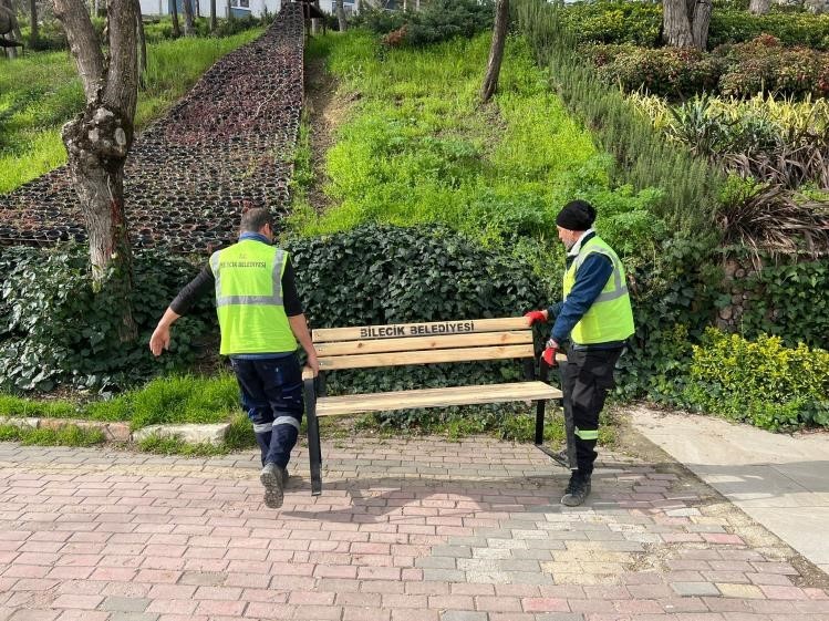 BİLECİK BELEDİYESİ PARKLARDA KENDİ ÜRETTİĞİ MOBİLYALARI KULLANIYOR