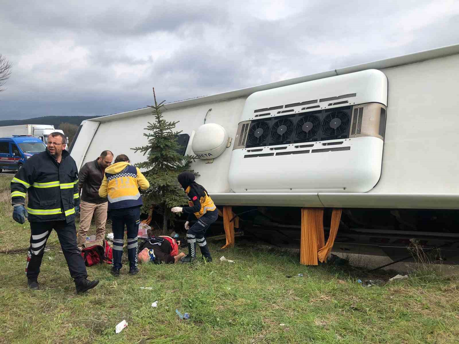 BİLECİK'TE DEVRİLEN YOLCU OTOBÜSÜNDE 1'İ AĞIR 12 KİŞİ YARALANDI