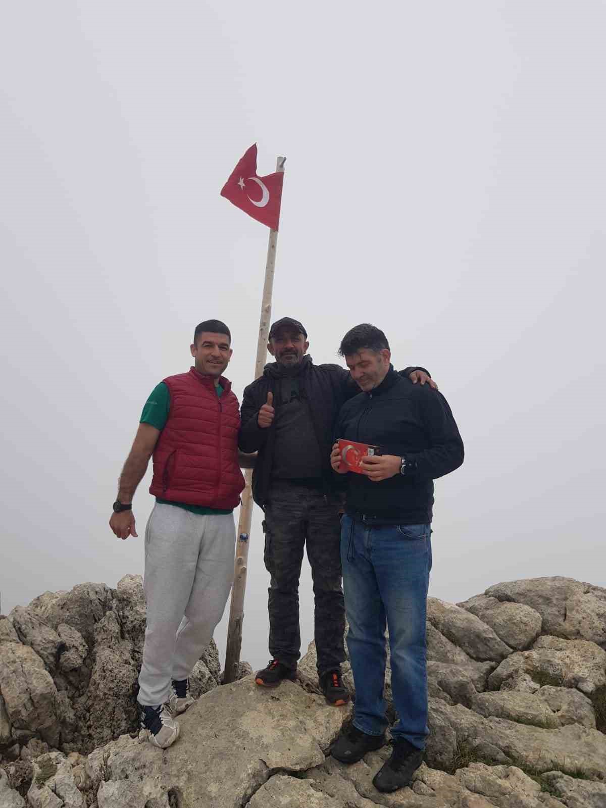 ANTALYA’DA BİR GRUP OFF-ROAD TUTKUNU BİN 900 METRE YÜKSEKLİKTEKİ DAĞIN