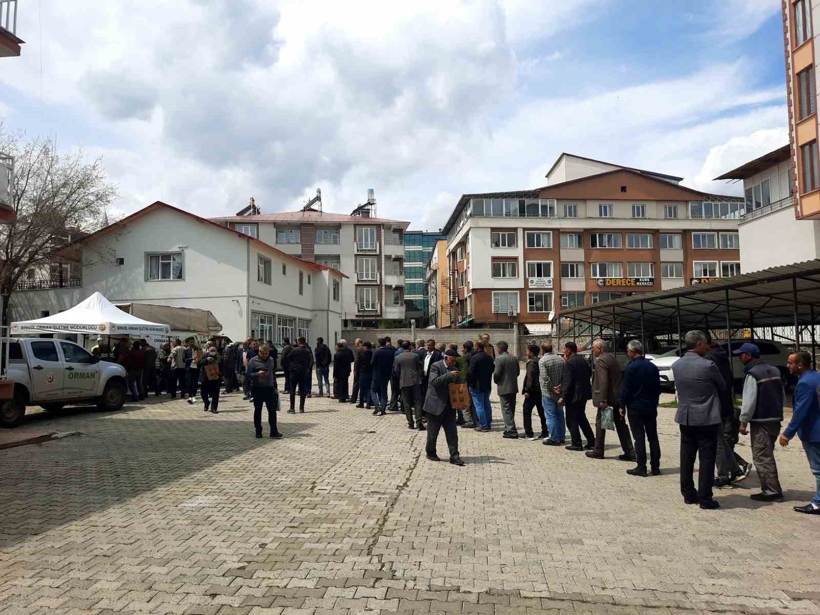 BİNGÖL’DE ORMAN İŞLETME İL MÜDÜRLÜĞÜ TARAFINDAN VATANDAŞLARA ÜCRETSİZ 10 BİN