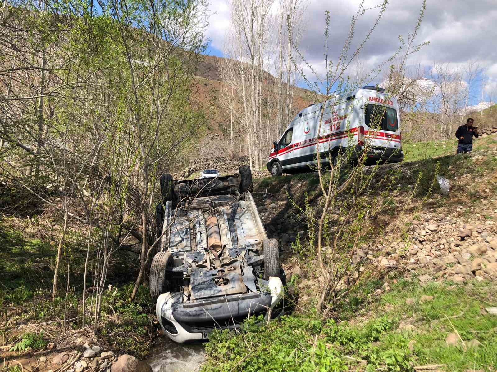 BİNGÖL’DE KONTROLDEN ÇIKAN OTOMOBİL ŞARAMPOLE DEVRİLDİ, KAZADA 4 KİŞİ YARALANDI.