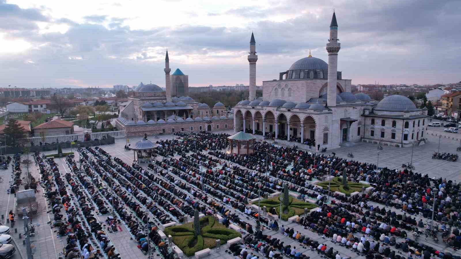 KONYA’DA BİNLERCE VATANDAŞ, SABAHIN ERKEN SAATLERİNDE MEVLANA MEYDANI’NI DOLDURARAK BAYRAM
