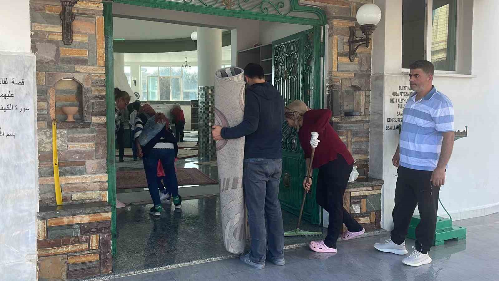 TÜRBE ZİYARETİ SONRASINDA AKŞENER VE İMAMOĞLU SAMANDAĞI HALKINA SESLENMEK ÜZERE