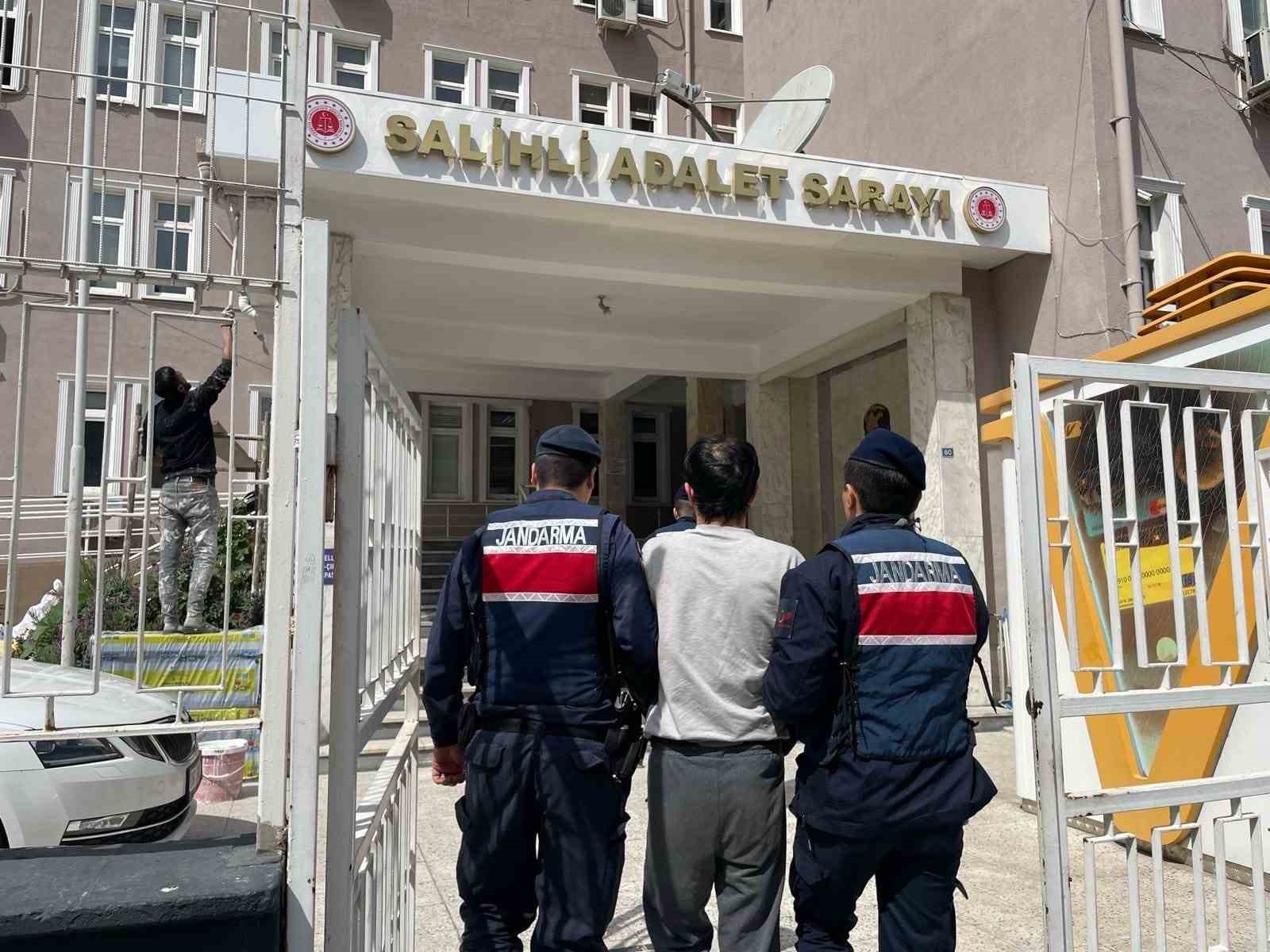 ÇEŞİTLİ SUÇLARDAN 1 YILDIR ARANAN ŞÜPHELİ, MANİSA’NIN SALİHLİ İLÇESİNDE JANDARMA