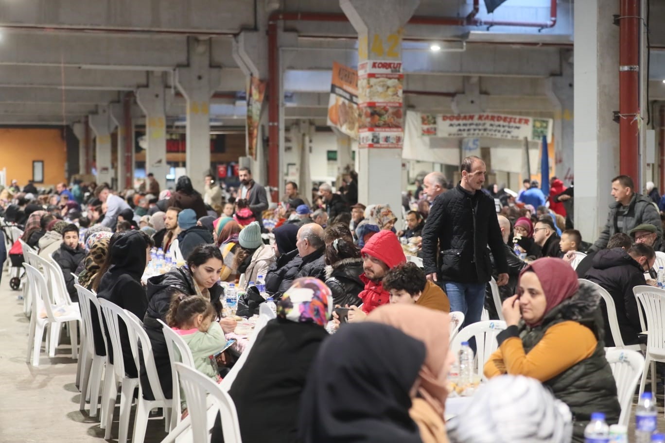 İZMİT BELEDİYESİ'NİN HER SENE DÜZENLEDİĞİ TOPLU HALK İFTARLARININ DÜN AKŞAMKİ