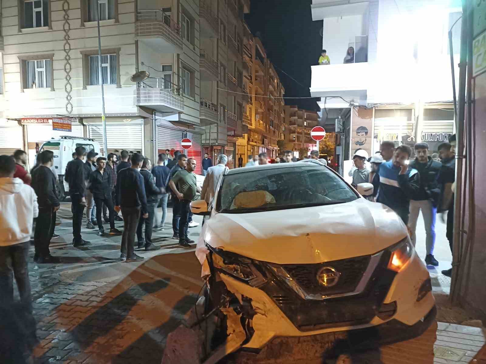 Bismil’de otomobiller kafa kafaya çarpıştı DİYARBAKIR'IN BİSMİL İLÇESİNDE İKİ OTOMOBİL KAFA KAFAYA ÇARPIŞTI. KAZADA ÖLEN