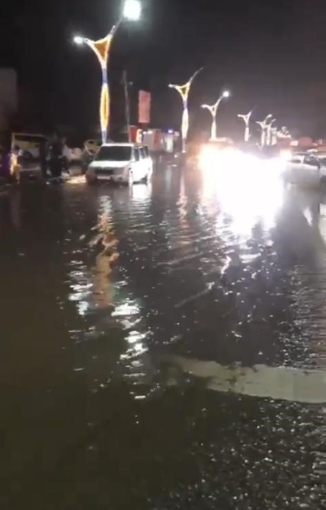 BİTLİS’İN TATVAN İLÇESİNDE BİR ANDA BASTIRAN SAĞANAK YAĞIŞ CADDE VE