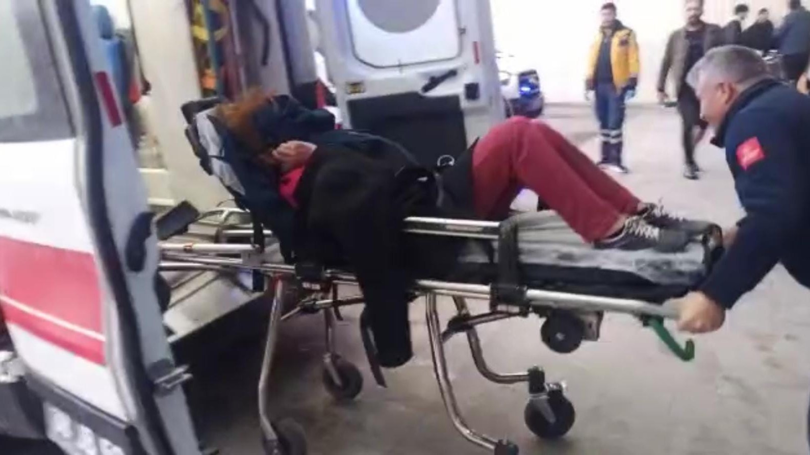 KAYSERİ'NİN TALAS İLÇESİNDE BOĞAZINDAN BIÇAKLANAN KADIN AĞIR YARALANDI.