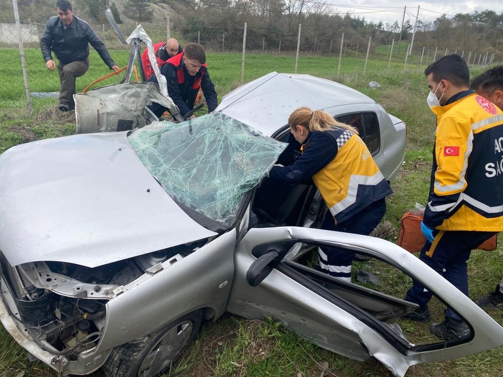 BOLU’NUN GÖYNÜK İLÇESİNDE TIR İLE ÇARPIŞAN OTOMOBİL ADETA KAĞIT GİBİ