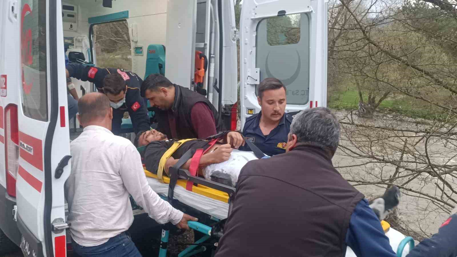 BOLU’NUN MENGEN İLÇESİNDE VİRAJI ALAMAYAN TAVUK GÜBRESİ YÜKLÜ TIR DEVRİLDİ.