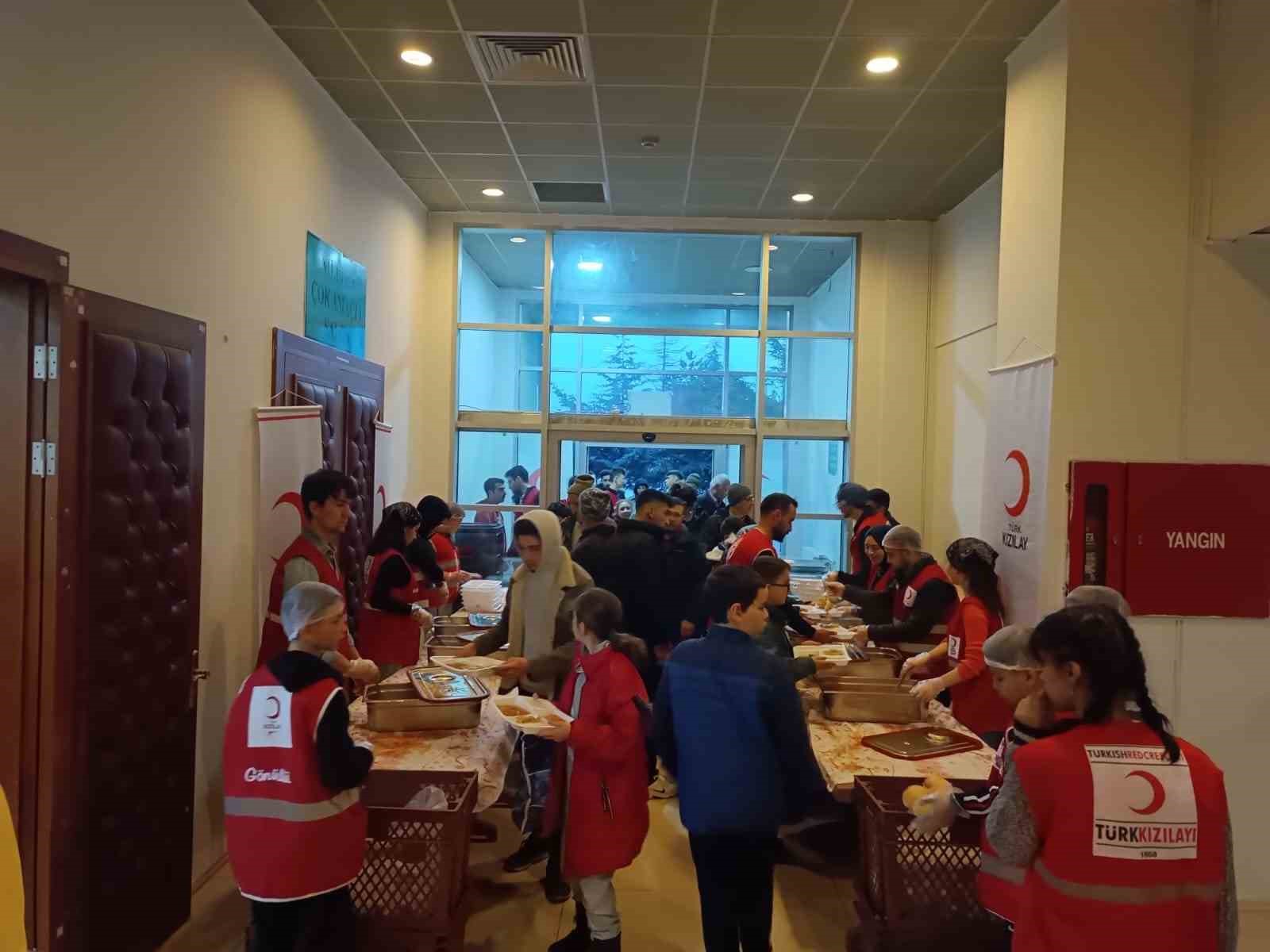 TÜRK KIZILAY’I BOLU ŞUBESİ EKİPLERİ, GÖNÜLLÜ KADROSUYLA İHTİYAÇ SAHİBİ VATANDAŞLARIN