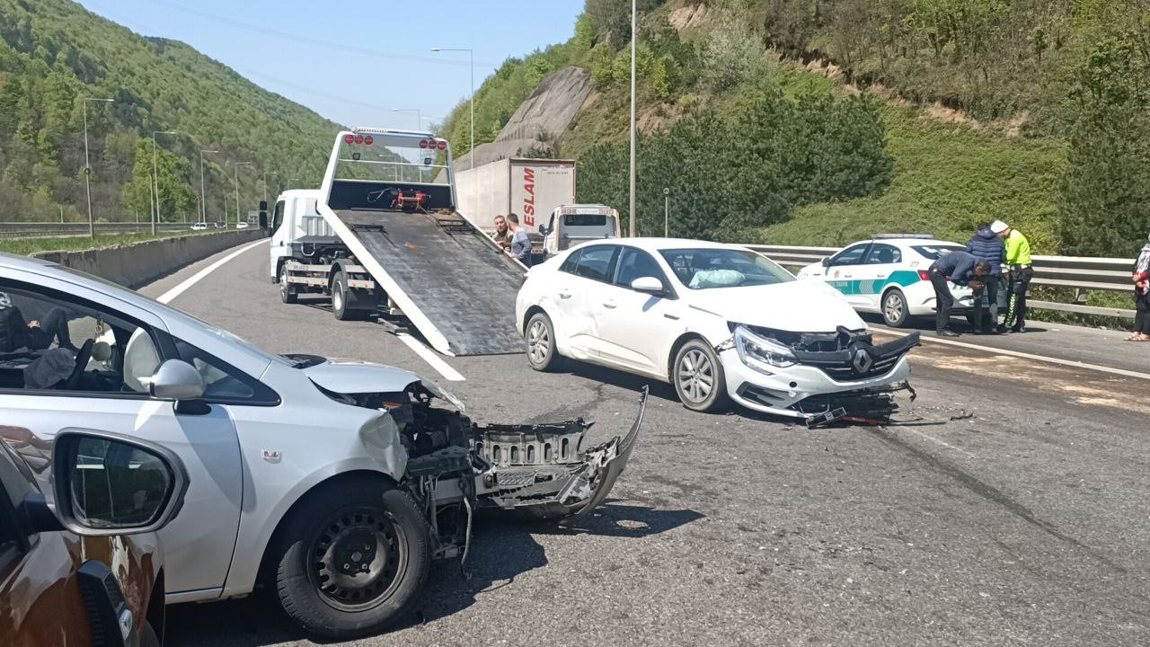 BOLU DAĞI TÜNELİ ÇIKIŞI TEM OTOYOLUNDA 4 OTOMOBİL ZİNCİRLEME TRAFİK