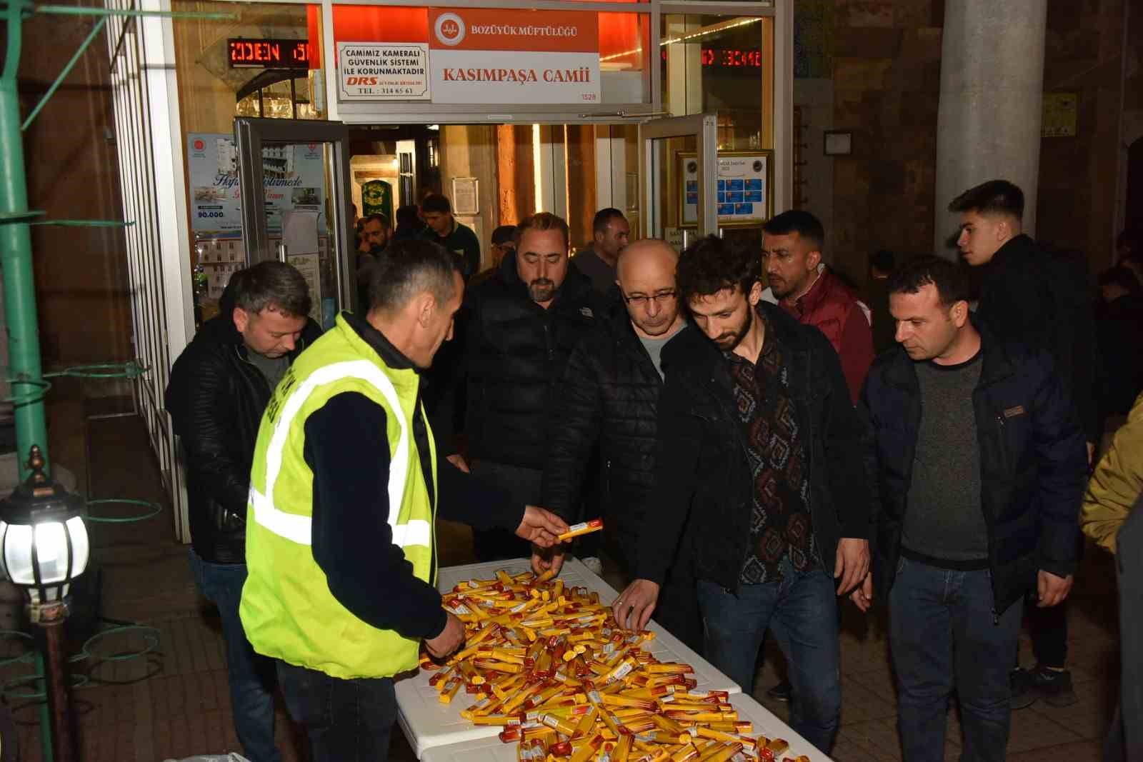 BOZÜYÜK'TE KADİR GECESİ'NDE CAMİLER VATANDAŞLARLA DOLUP TAŞARKEN BOZÜYÜK BELEDİYESİ TARAFINDAN