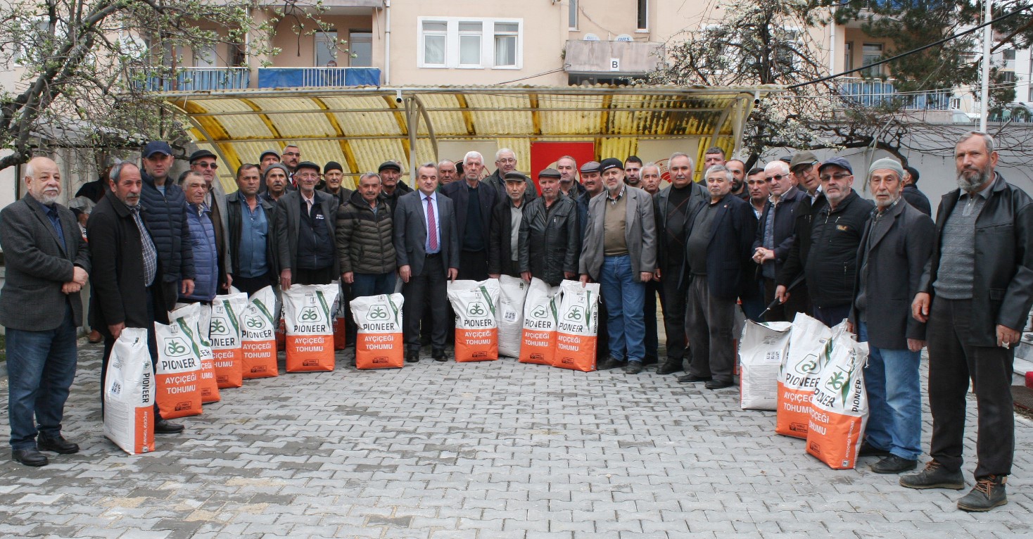 BOZÜYÜK’TE ÇİFTÇİLERE AYÇİÇEĞİ TOHUMU DAĞITILDI- SONER ÇELİK-(BİLECİK-İHA)
