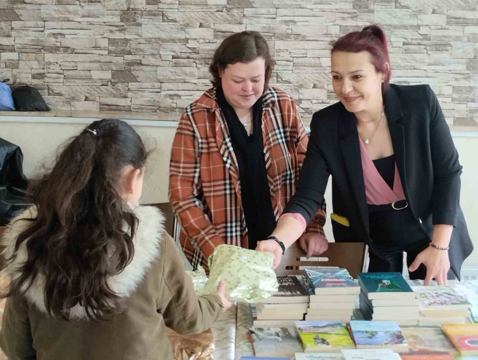 BOZÜYÜK’TE ÇOCUKLARA OYUNCAK DAĞITILDI-SONER ÇELİK-(BİLECİK-İHA)