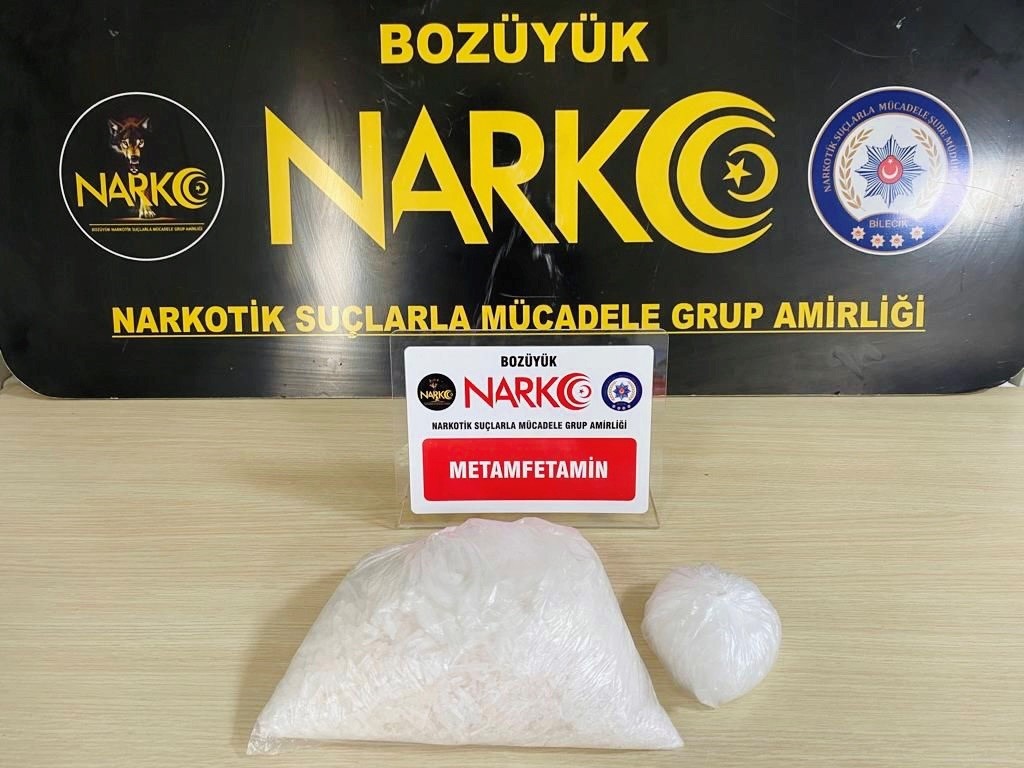 BİR ARACA DÜZENLENEN OPERASYONDA 3 KİŞİ GÖZALTINA ALINIRKEN 1 KİLOGRAM