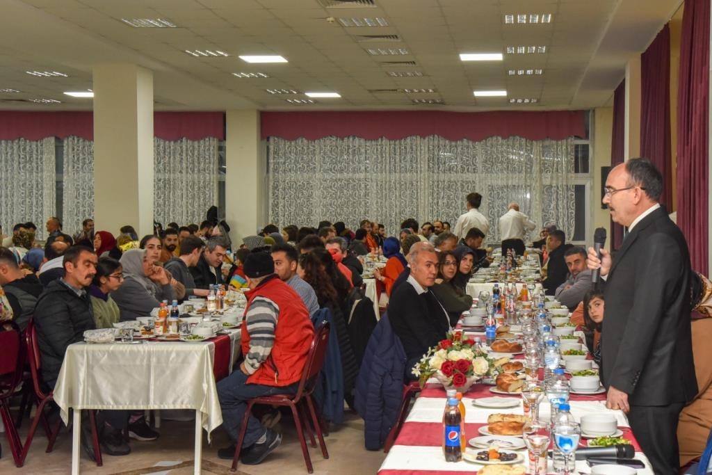 KONUKLARA HİTABEN YAPTIĞI KONUŞMADA BİRLİK VE BERABERLİK VURGUSU YAPAN REKTÖR