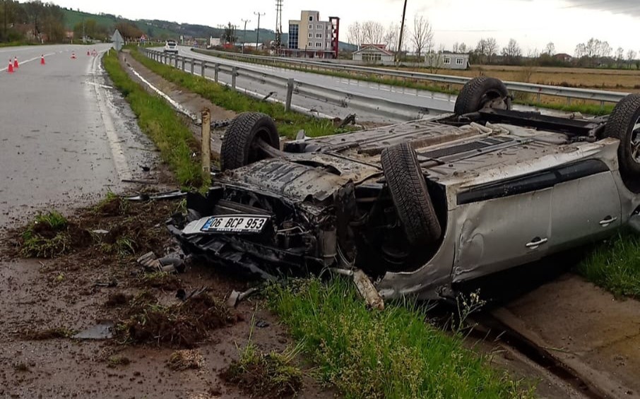SAMSUN'DA MEYDANA GELEN 2 AYRI TRAFİK KAZASINDA ARAÇ SÜRÜCÜLERİ ŞANS