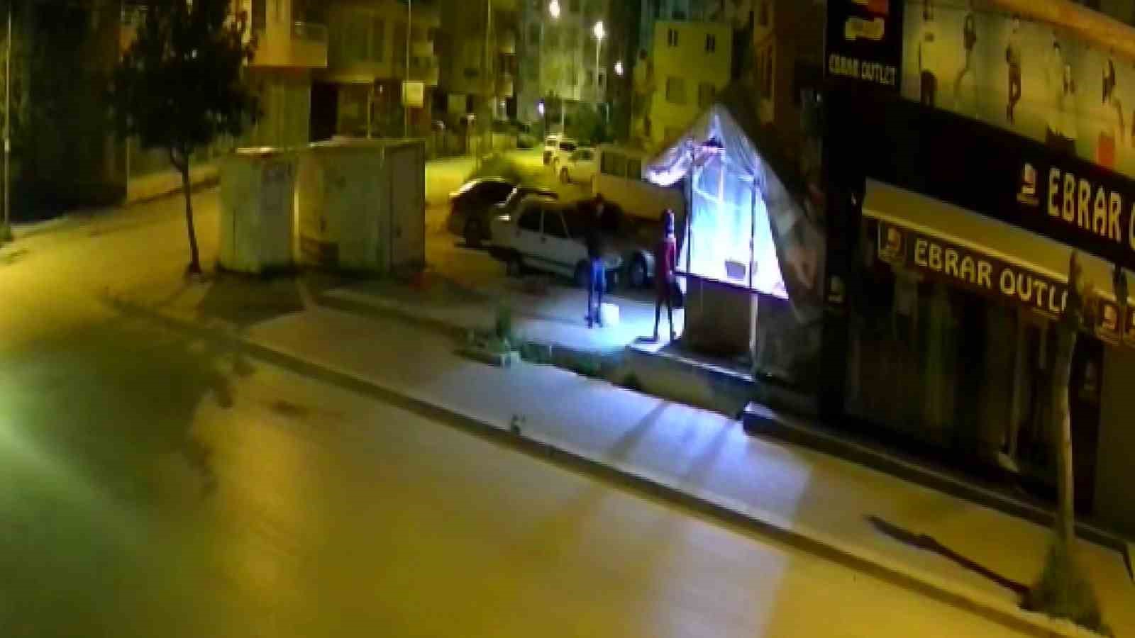 ADANA’DA GECE BİR KEBAPÇIYA GİREN KADIN VE ERKEK HIRSIZ ŞİŞLENMİŞ