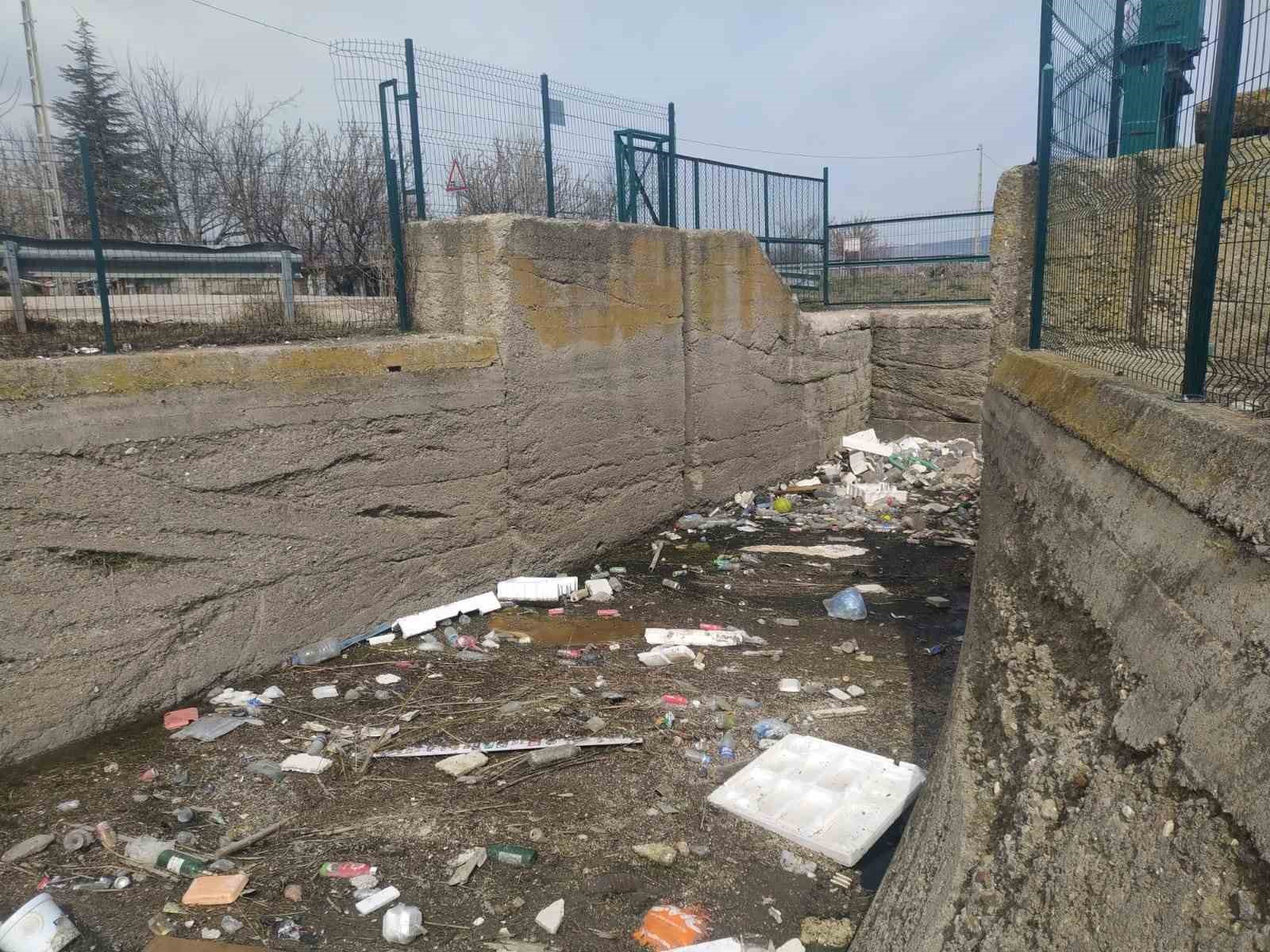 ESKİŞEHİR’DE BULUNAN SULAMA KANALINDAKİ ATIKLAR DİKKAT ÇEKERKEN, ÇOĞUNLUĞU PLASTİK OLAN