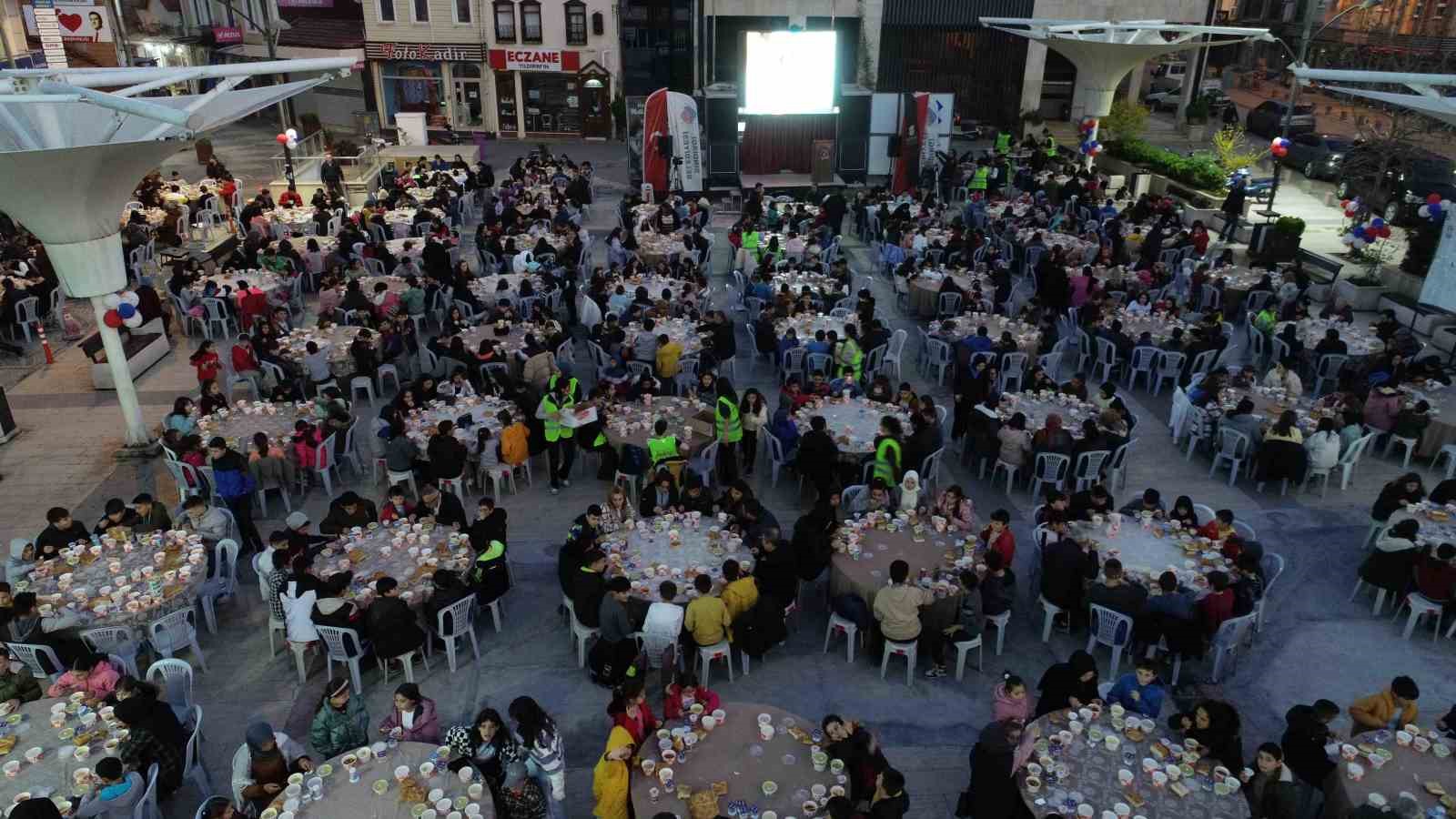 BALIKESİR'İN SINDIRGI İLÇESİNDE GELENEKSEL İFTAR PROGRAMLARININ YANI SIRA ÇOCUKLARIN RAMAZAN