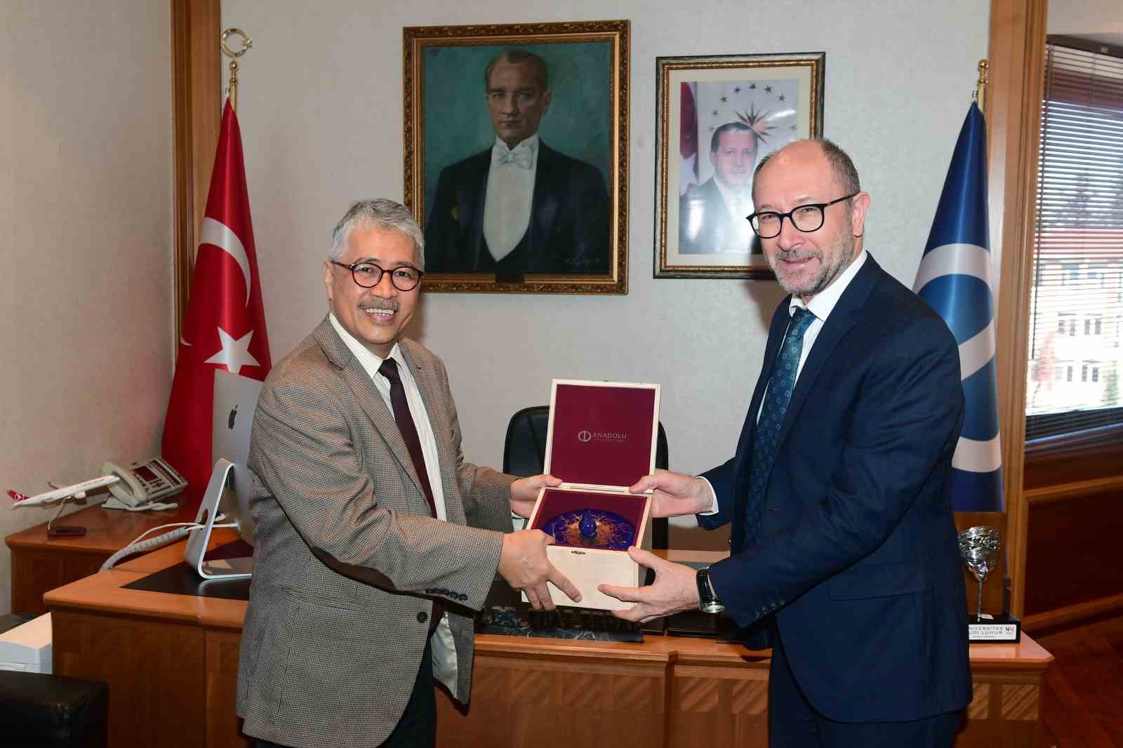 BUDİ LUHUR ÜNİVERSİTESİ REKTÖRÜ DR. WENDİ USİNO VE BERABERİNDE HEYET