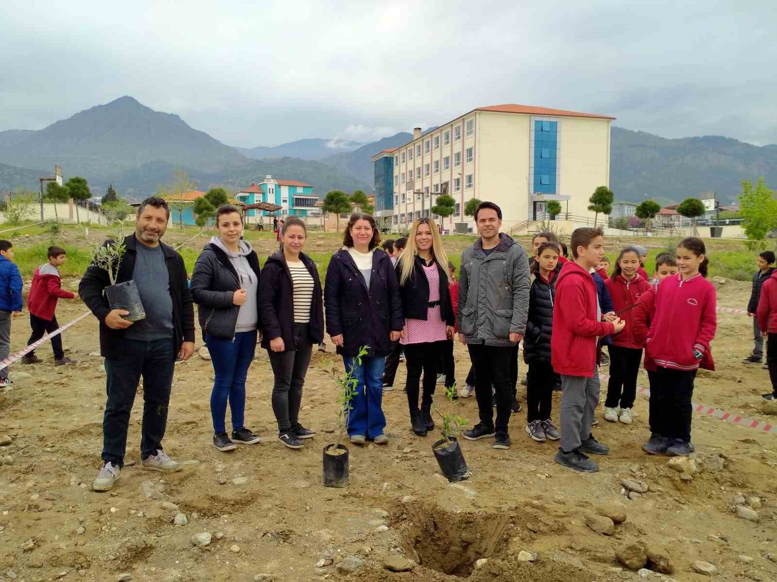 AYDIN'IN BUHARKENT İLÇESİNDEKİ ZAFER ORTAOKULU'NDA BAŞLATILAN PROJE ÇERÇEVESİNDE OKUL BAHÇESİNE