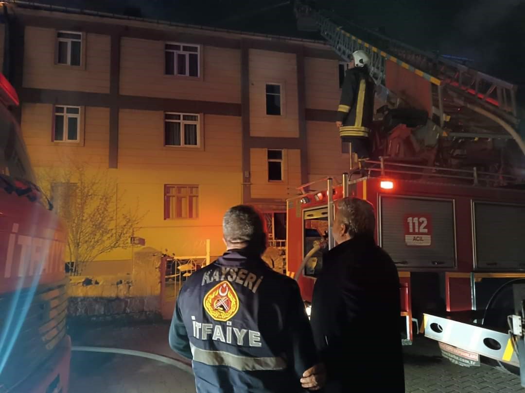 KAYSERİ’NİN BÜNYAN İLÇESİNDE 4 KATLI BİR BİNANIN ÇATISINDA ÇIKAN YANGIN