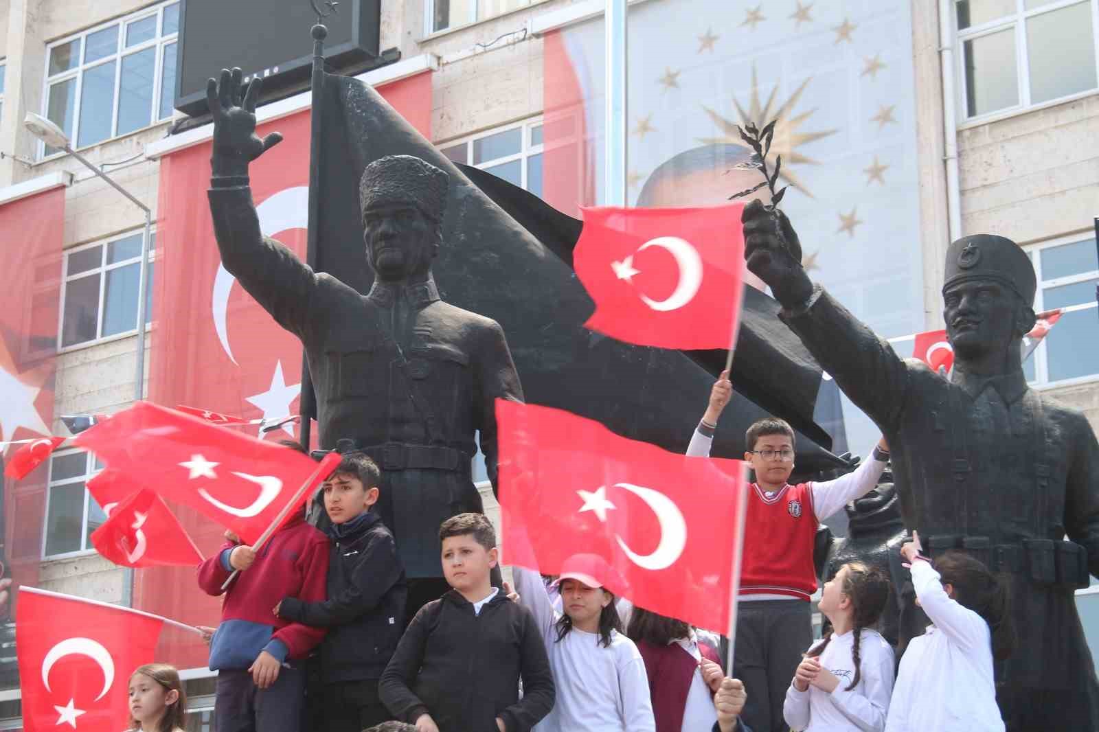 BURDUR’DA 23 NİSAN ULUSAL EGEMENLİK VE ÇOCUK BAYRAMI CUMHURİYET MEYDANINDA