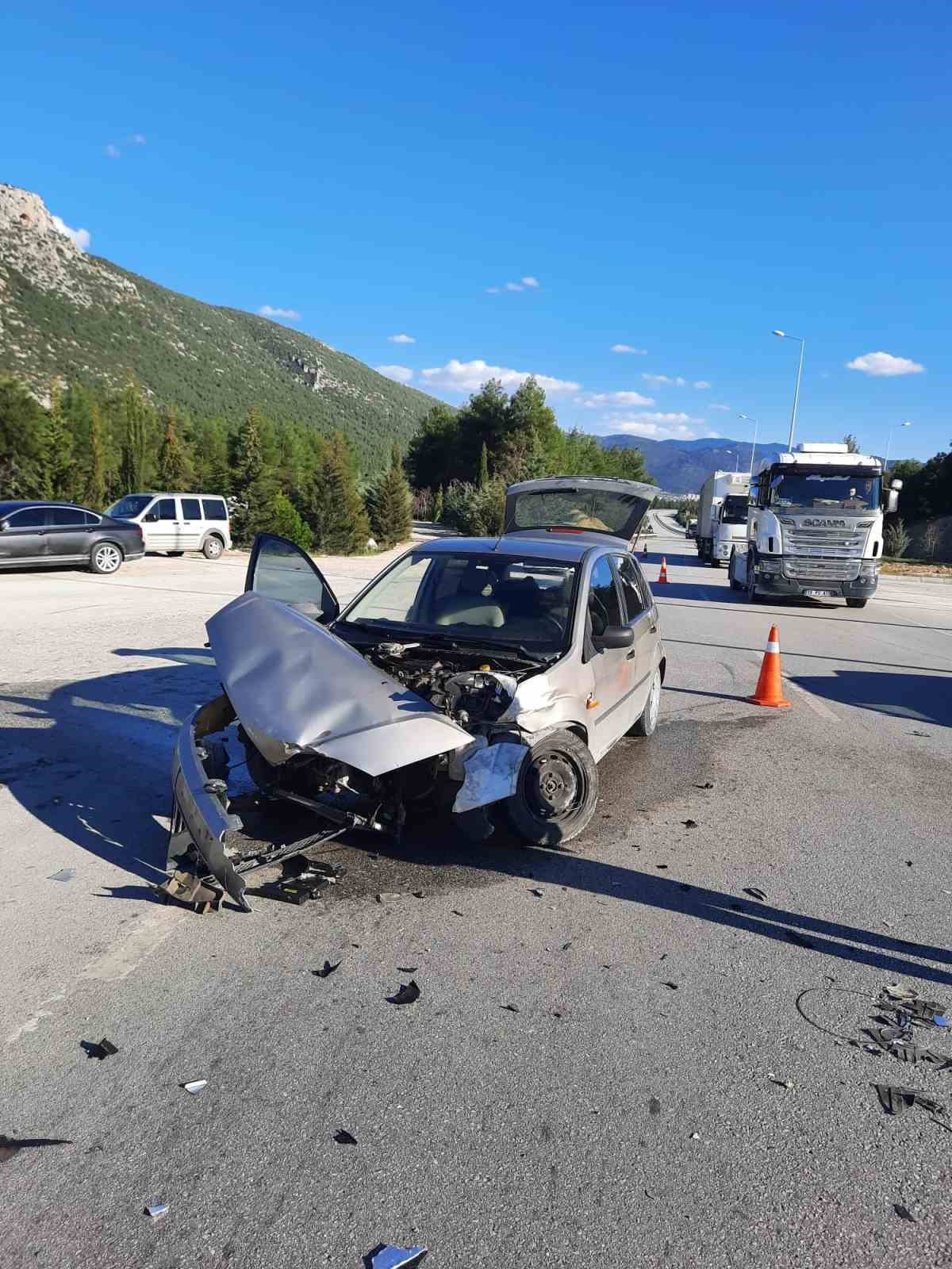 BURDUR’UN BUCAK İLÇESİNDE MEYDANA GELEN TRAFİK KAZASINDA 6'SI ÇOCUK 13