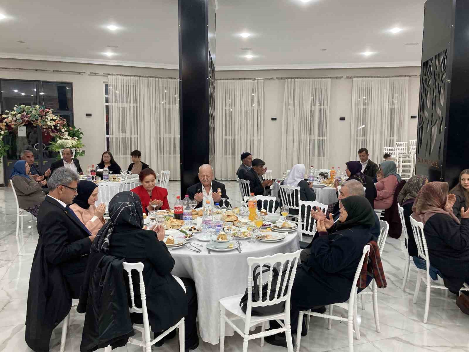 BURDUR BELEDİYESİ GAZİ VE ŞEHİT AİLELERİNE İFTAR YEMEĞİ DÜZENLEDİ.