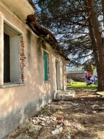 Burhaniye’de eski okul binası tehlike saçıyor