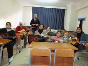 Burhaniye’de gitar kursu başladı