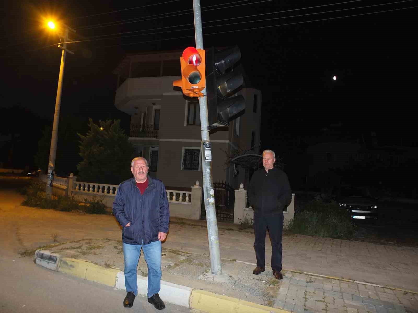 KEMAL İŞİ VE HAMDİ MENGİ TRAFİK IŞIĞI İLE
