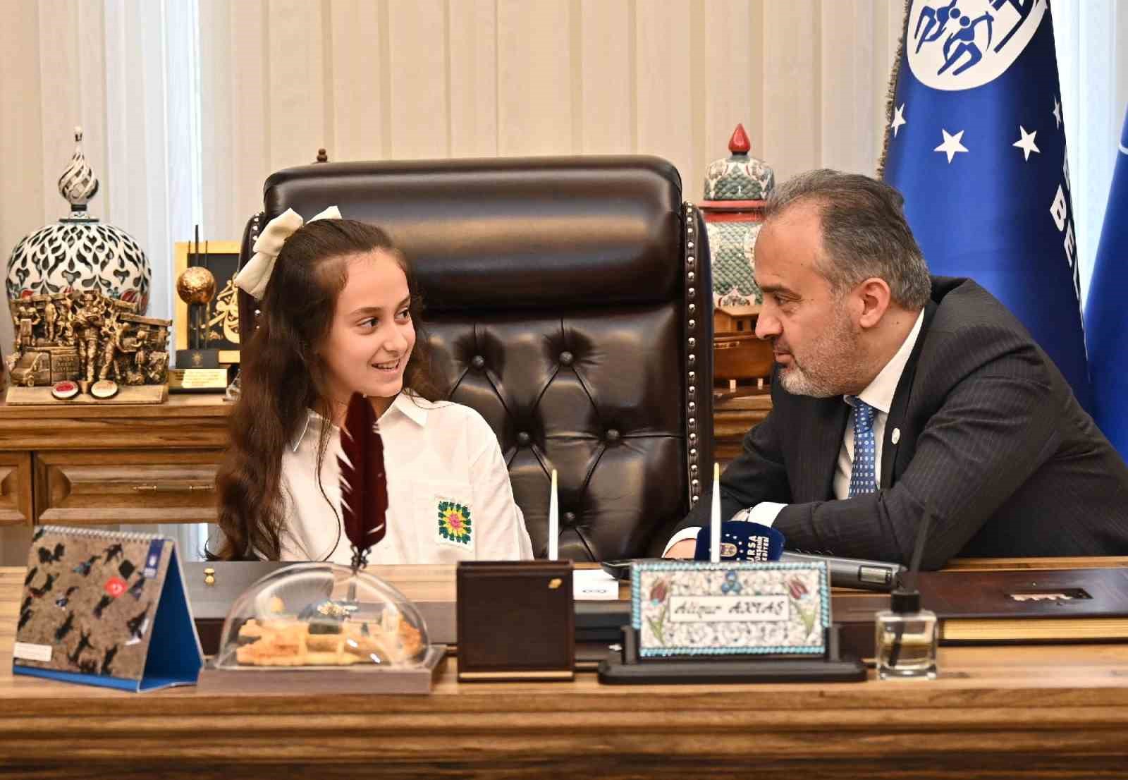 ULUSAL EGEMENLİK VE ÇOCUK BAYRAMI NEDENİYLE TÜM MAKAMLAR ÇOCUKLARA KALIRKEN,