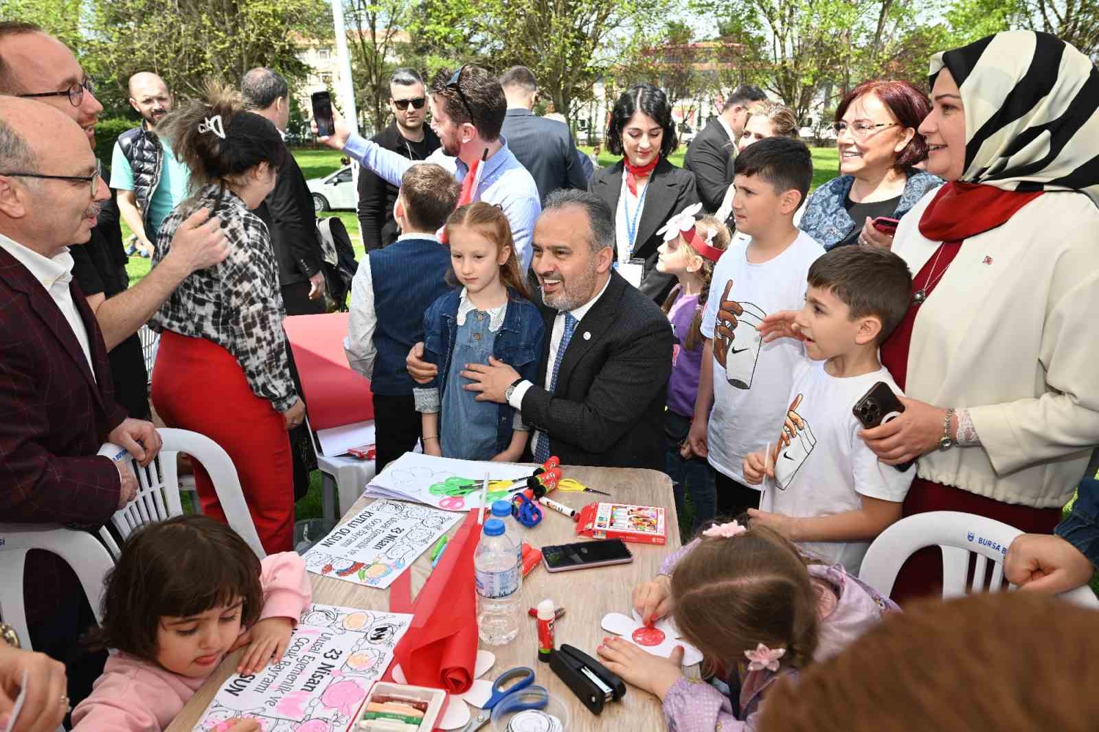 BURSA BÜYÜKŞEHİR BELEDİYESİ’NİN DÜZENLEDİĞİ ÇOCUK ŞENLİĞİ’NDE ÇOCUKLAR, BİRBİRİNDEN FARKLI ETKİNLİKLERLE