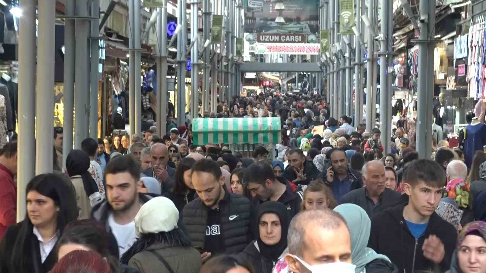 RAMAZAN BAYRAMI’NA SAYILI GÜNLER KALA BURSA’DA TARİHİ UZUN ÇARŞI’DA YOĞUNLUK