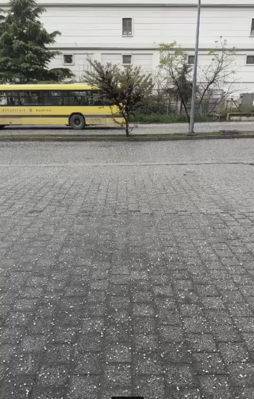 BURSA’DA ANİDEN BASTIRAN DOLU VE SAĞANAK YAĞMUR HAYATI FELÇ ETTİ