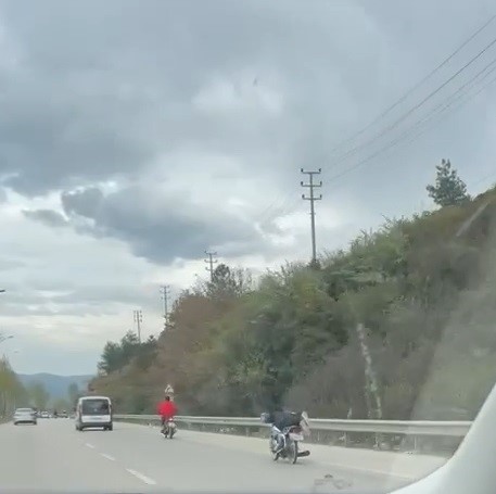BURSA'DA CANINI HİÇE SAYDI, MOTOSİKLETİN ÜZERİNDE UZANARAK SEYRETTİ