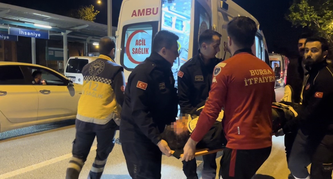 BURSA’DA HIZLA İLERLEYEN OTOMOBİL SÜRÜCÜSÜ ÖNÜNDE DURAN PALETLERİ AÇIK ÇEKİCİYİ