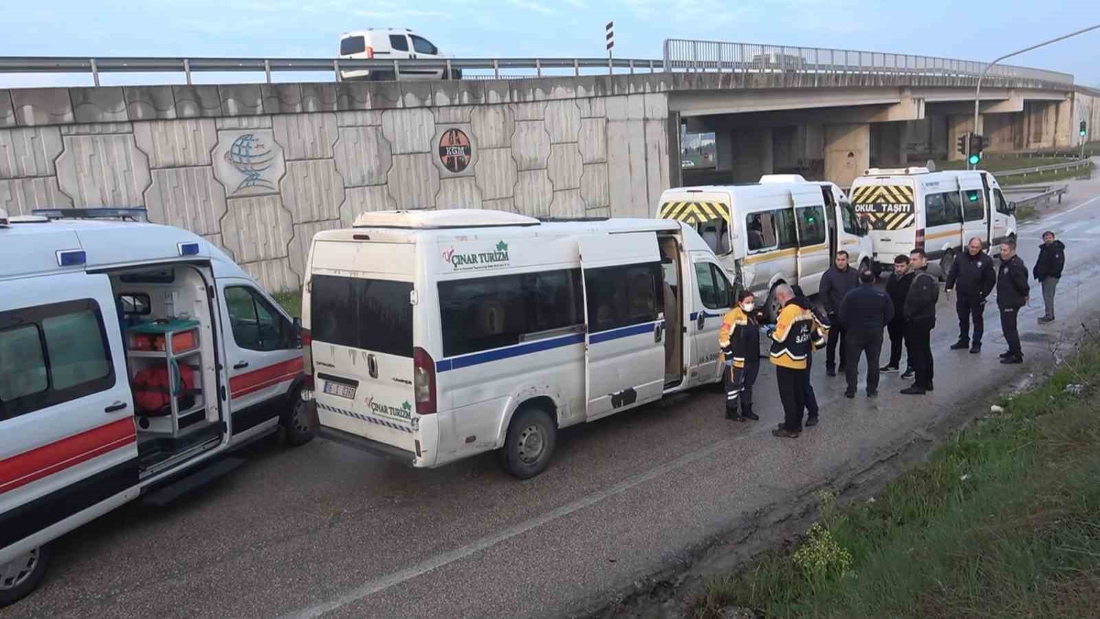 BURSA’DA İŞÇİLERİ TAŞIYAN 3 SERVİS ARACI ÇARPIŞTI, 15 KİŞİ YARALANDI
