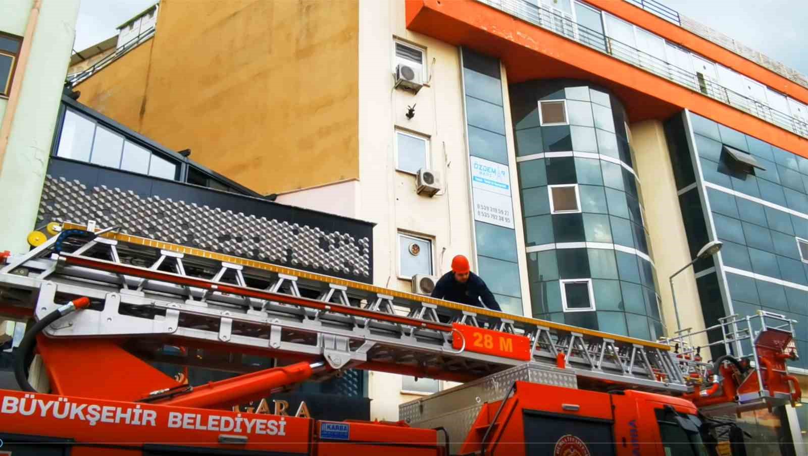 BURSA’NIN KARACABEY İLÇESİNDE BİR İŞ HANININ DÖRDÜNCÜ KATINDA AYAKLARINA İP