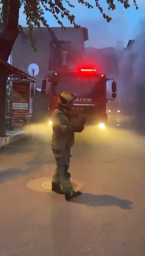 BURSA’DA BİR İŞYERİNDE ÇIKAN YANGIN KORKU DOLU ANLARA NEDEN OLDU.
