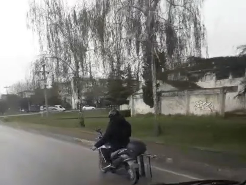 BURSA'DA MOTOSİKLET İLE CANINI HİÇE SAYARAK MERDİVEN TAŞIDI