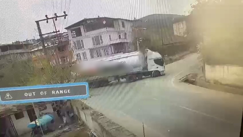 BURSA'DA CİVCİV YEMİ YÜKLÜ TIR YOL AYRIMINA SÜRATLİ ŞEKİLDE DÖNMEK