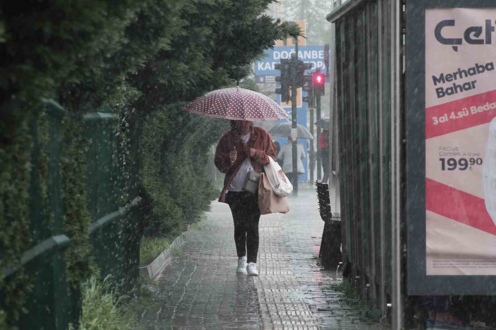 BAYRAM ALIŞVERİŞİNE ÇIKAN VATANDAŞLAR ANİDEN YAĞMURA YAKALANDI.