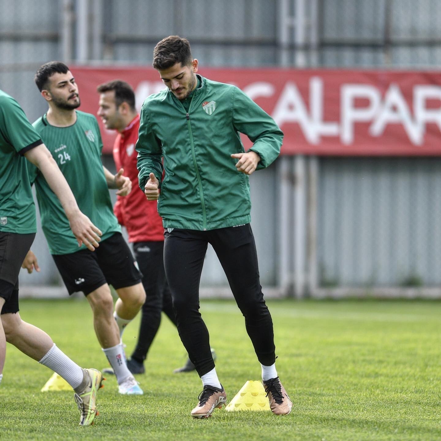 BURSASPOR BU AKŞAM YAPTIĞI İDMANLA MENEMEN FK MAÇI HAZIRLIKLARINI TAMAMLADI.