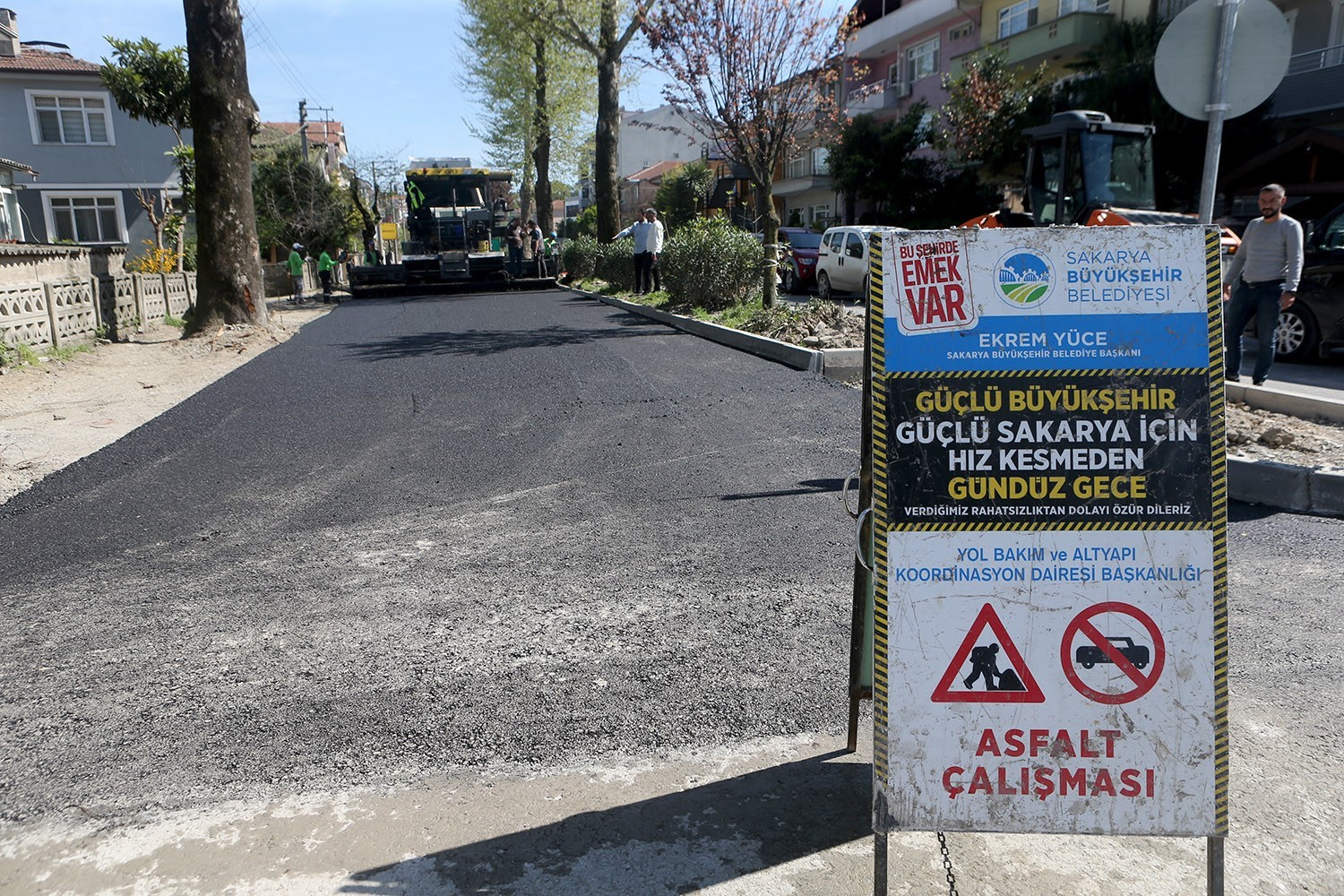SAKARYA BÜYÜKŞEHİR BELEDİYESİ ASFALT İŞLEMLERİNDE YENİ SEZON ÇALIŞMALARINA ERENLER İLÇESİNDE