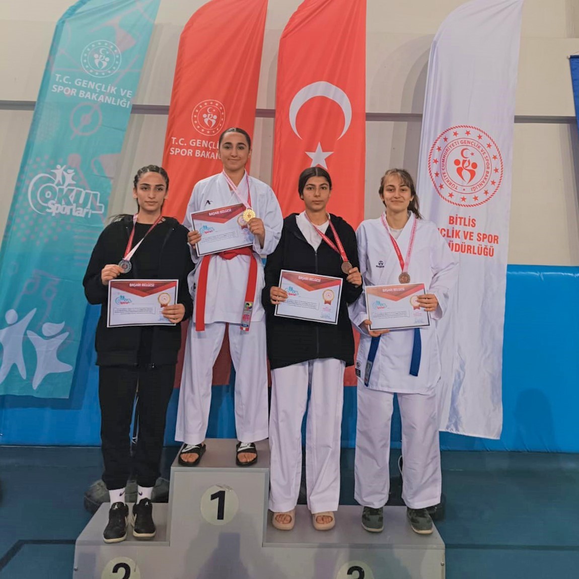 DİYARBAKIR BÜYÜKŞEHİR BELEDİYESİ SPORCUSU MİLLİ KARATECİ NAZLI BOZKURT, ALTIN MADALYA